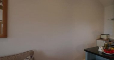 Açık bir oturma odası ve mutfak iç mekanının 360 derecelik bir görüntüsü..