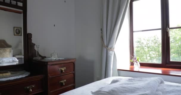 Backwards Panning Shot Bedroom Interior Home Northeastern England — Stock Video