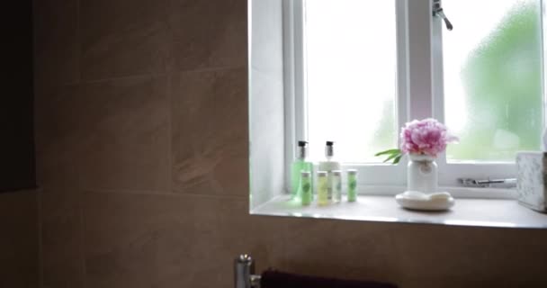 Ein Schwenk Nach Hinten Von Einem Badezimmer Und Schlafzimmer Aus — Stockvideo