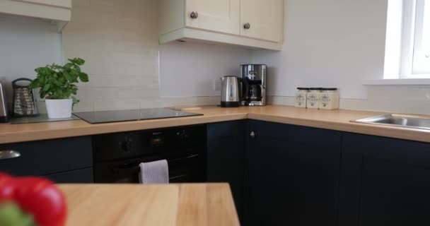 Задний Панорамный Снимок Кухни Открытой Планировки Интерьера Гостиной — стоковое видео