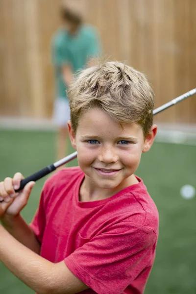 Una Toma Vista Frontal Joven Golfista Sonriendo Mirando Cámara Está —  Fotos de Stock