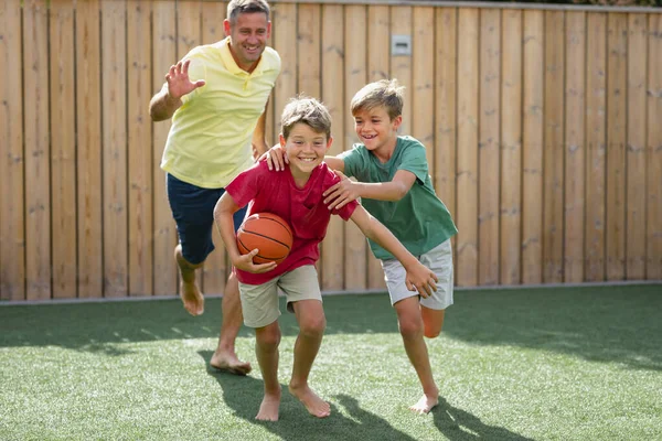 Imagine Din Faţă Unei Familii Băieţi Care Joacă Minge Baschet — Fotografie, imagine de stoc