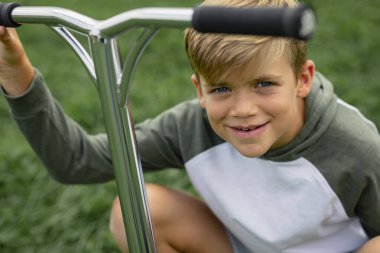 Mobiletle oynayan genç bir çocuğun ön manzara fotoğrafı..