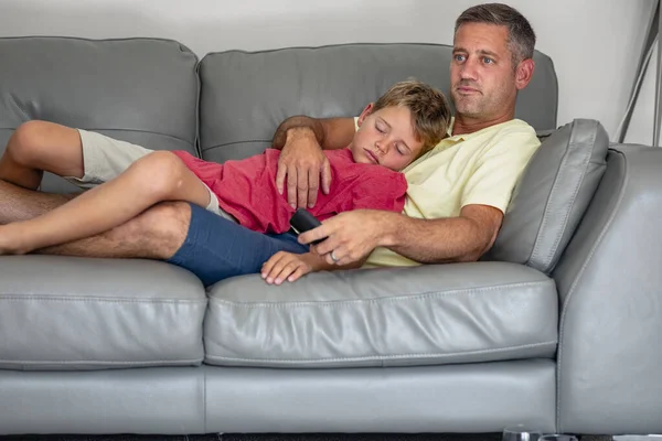 Ujęcie Śpiącego Chłopca Leżącego Kanapie Oglądającego Telewizję Ojcem Ubrani Luźne — Zdjęcie stockowe