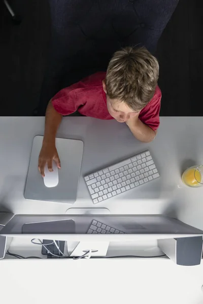 Colpo Direttamente Sopra Giovane Ragazzo Seduto Una Scrivania Con Computer — Foto Stock