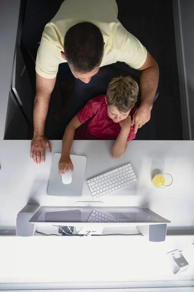 컴퓨터를 사용하여 아버지와 아들의 배우고 — 스톡 사진