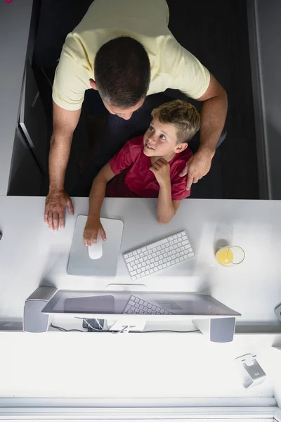 Una Foto Arriba Hacia Abajo Padre Hijo Sentados Usando Una — Foto de Stock