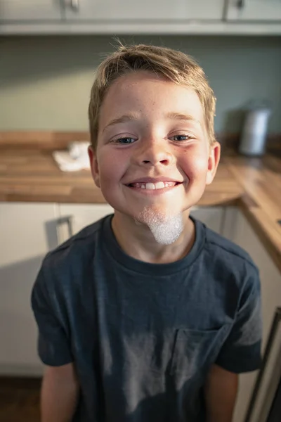 Una Toma Vista Frontal Niño Sonriendo Mirando Cámara Tiene Burbujas — Foto de Stock