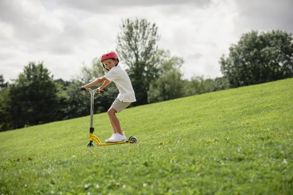 Tiro Menino Jogando Empurrar Scooter — Fotografia de Stock