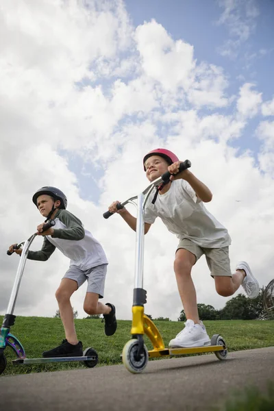 Una Imagen Ángulo Bajo Dos Jóvenes Jugando Juntos Scooters Push —  Fotos de Stock