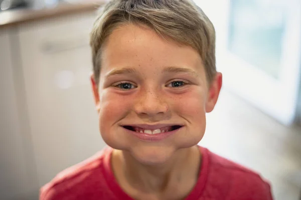 Una Foto Frontal Niño Sonriendo Mirando Cámara Tiene Boca Llena —  Fotos de Stock