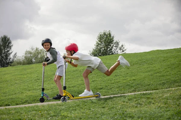 Egy Felvétel Két Fiatal Fiúról Akik Együtt Játszanak Rollereken — Stock Fotó