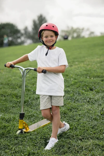 Retrato Vista Frontal Niño Jugando Scooter Push —  Fotos de Stock