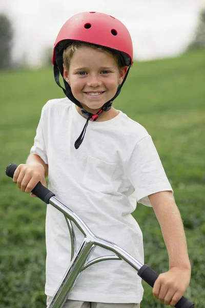 Retrato Vista Frontal Niño Jugando Scooter Push —  Fotos de Stock