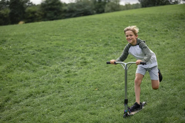 Tiro Vista Dianteira Menino Que Joga Scooter Empurrão Que Vai — Fotografia de Stock