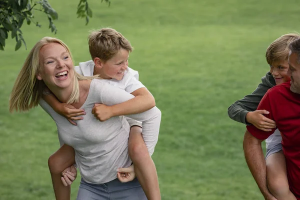 Una Toma Frontal Una Hermosa Familia Jugando Juntos Patio Trasero — Foto de Stock