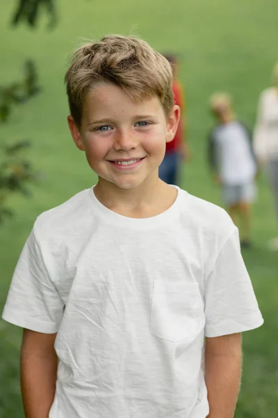 Uno Scatto Frontale Ragazzo Che Sorride Guarda Macchina Fotografica — Foto Stock