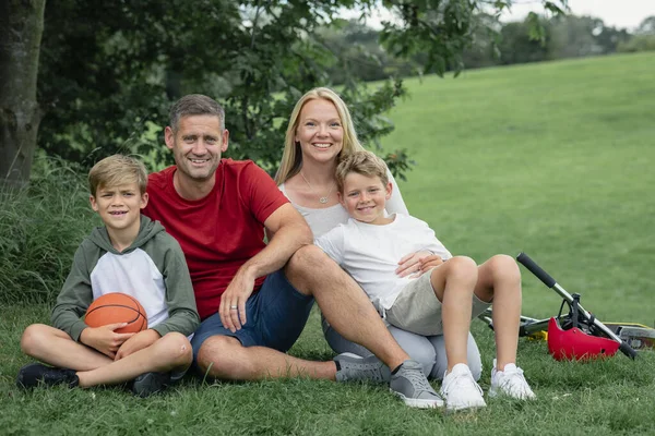 Una Foto Frontal Una Hermosa Familia Sentada Patio Trasero Juntos —  Fotos de Stock