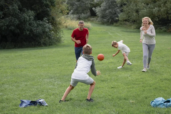 Sahada Birlikte Futbol Oynayan Bir Aile Fotoğrafı — Stok fotoğraf