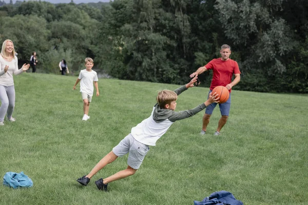 Lovitură Unei Familii Jucând Fotbal Împreună Teren — Fotografie, imagine de stoc