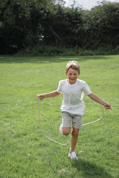 Портрет Хлопчика Який Грає Пропускаючою Мотузкою — стокове фото