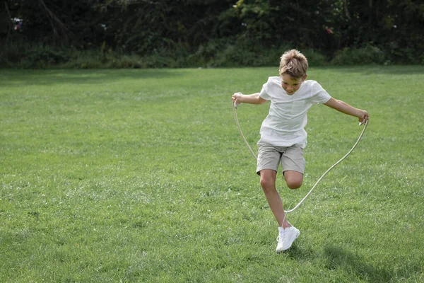 Atlama Halatıyla Oynayan Bir Gencin Portresi — Stok fotoğraf