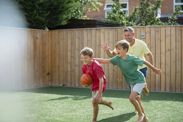 Una Foto Una Familia Chicos Jugando Baloncesto Patio Trasero —  Fotos de Stock