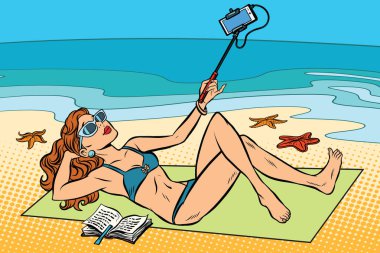 Sahilde bir selfie yapıyor güzel genç kadın