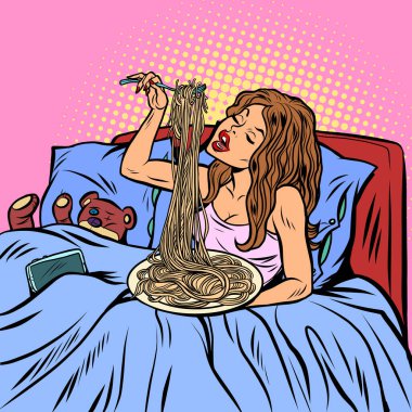 Spagetti yiyen bir kadın. Yatakta akşam yemeği