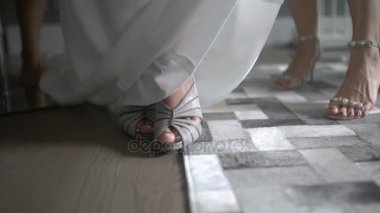 Gelin ona düğün ayakkabıları alma konusunda