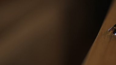 Masanın üzerine siyah kol düğmeleri.