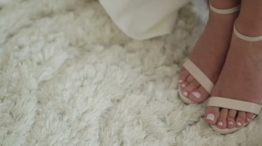 Gelin ona düğün ayakkabıları alma konusunda