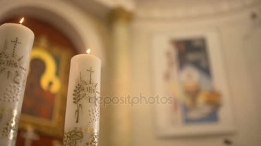 Tanrı'nın annesi kilisede mum karşı.