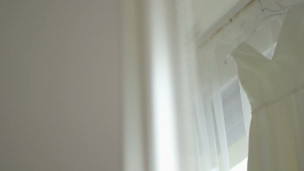 Κουκλίτσα shot: όμορφα Νυφικά μπροστά από το παράθυρο — Αρχείο Βίντεο