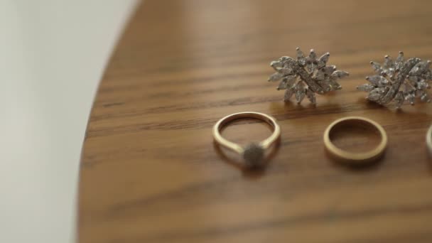テーブルの上に結婚指輪 — ストック動画