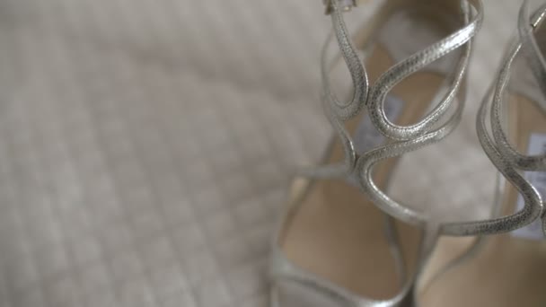 Menyasszony, esküvői szertartás elegáns cipők. — Stock videók