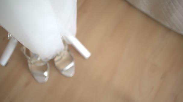 新娘上车她的婚礼鞋子 — 图库视频影像