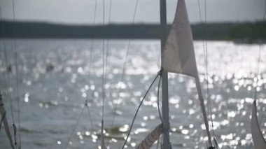 Kanepede uzanan, elinde bardak tutan ve Noel akşamında sıcak çay içen kadın..