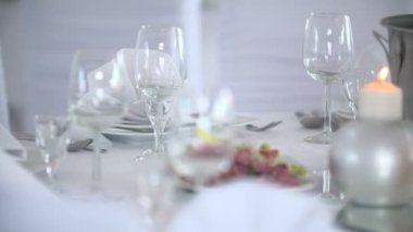 çiçekler ve mumlarla süslenmiş tablo