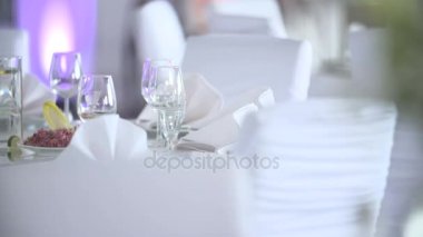 çiçekler ve mumlarla süslenmiş tablo