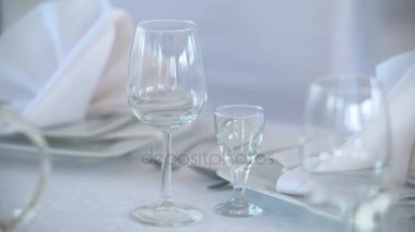 çiçekler ve mumlarla süslenmiş tablo