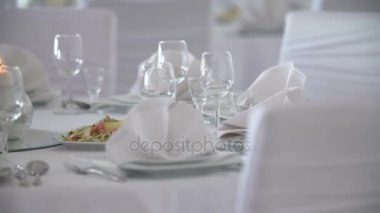 çiçekler ve mumlarla süslenmiş tablo