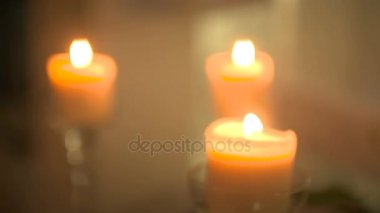 çiçekler ve mumlarla süslenmiş tablo