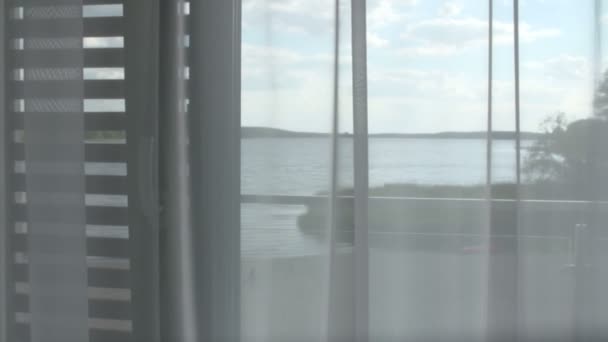 Elegante kamer met uitzicht op de spectaculaire zomer. — Stockvideo