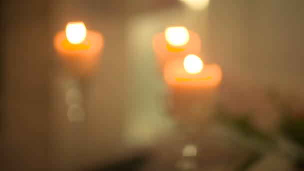 Stole zdobione świece i kwiaty — Wideo stockowe