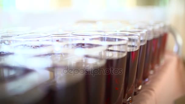 Soda sok płynie w odwrotnym kierunku w przezroczystego szkła — Wideo stockowe