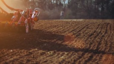 Tarımsal traktör ekiyor ve ekiyor.