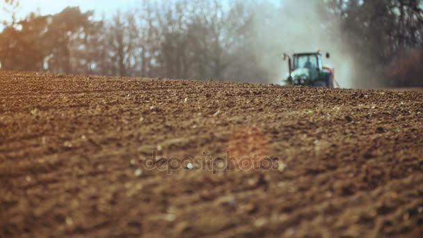 Campo de siembra y cultivo de tractores agrícolas — Vídeos de Stock
