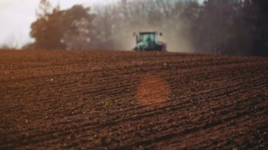 Tarımsal traktör ekiyor ve ekiyor.