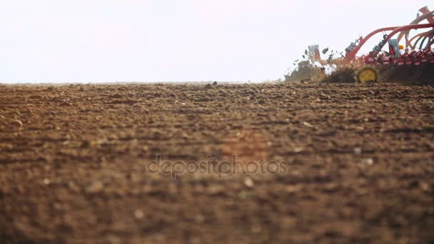 Coltivazione e semina di trattori agricoli — Video Stock